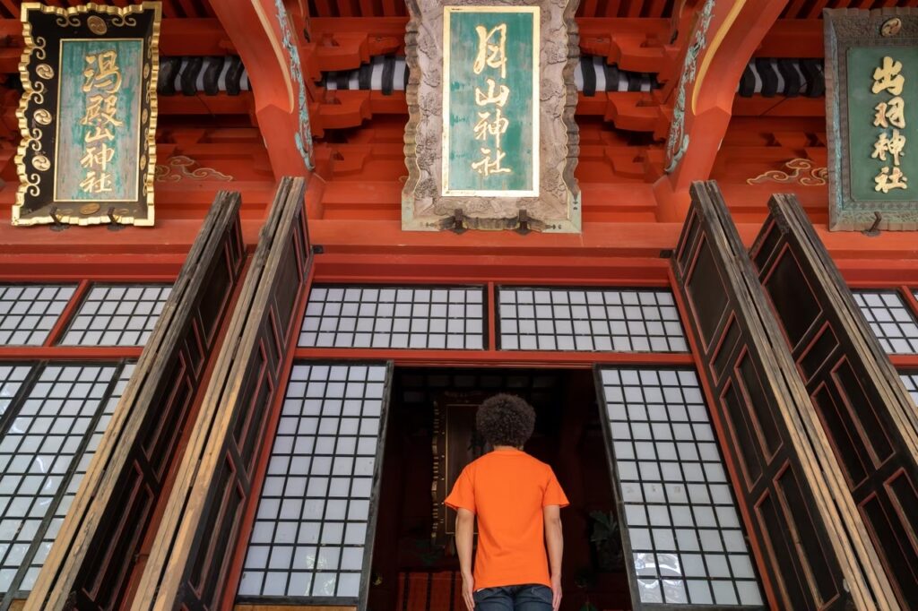 出羽三山神社で3つの神社に祈りを捧げるアフロりゅうじ